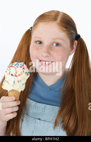 Übergewichtige Mädchen halten Eis Kegel, Portrait Stockfoto