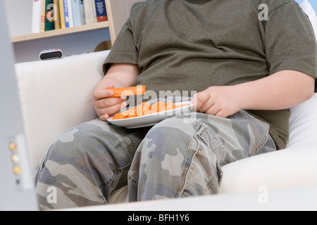 Junge Möhren essen Stockfoto