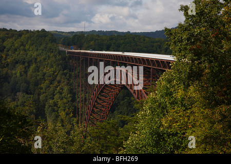 New River Gorge Bridge in West Virginia USA Landschaft niemand außerhalb des Horizonts Wasserblauer Himmel horizontale Wälder Herbstlaub Hi-res Stockfoto