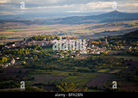 Kamm-Dorf und die Ebene der Limagne (Puy de Dôme - Frankreich). Dorf du Crest et la Plaine De La Limagne (Puy-de-Dôme). Stockfoto