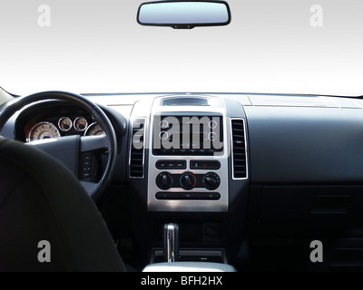 Blick auf das Innere eines modernen Automobils zeigt das Dashboard und Rückspiegel. Stockfoto