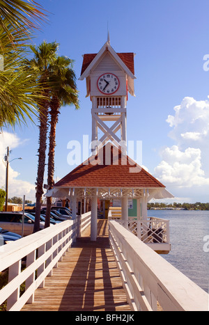 Der Uhrturm auf dem Pier in Bradenton Beach auf Anna Maria Island, Manatee County, auf der Gulf Coast of Central Florida Stockfoto