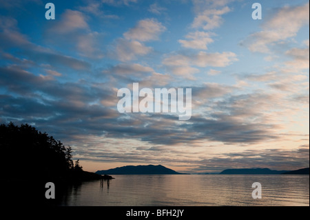 Sonnenuntergang steigt auf Puget Sound und die San Juan Islands mit Blick nach Westen über Rosario-Straße in Richtung Orcas Island. Stockfoto