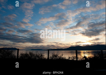 Sonnenuntergang steigt auf Puget Sound und die San Juan Islands mit Blick nach Westen über Rosario-Straße in Richtung Orcas Island. Stockfoto