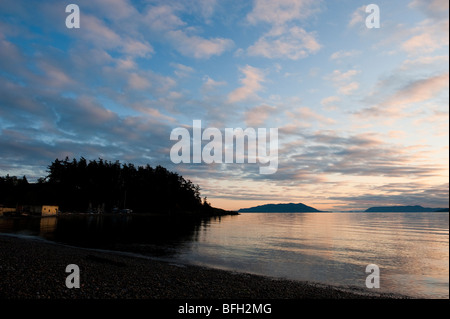 Sonnenuntergang steigt auf Puget Sound und die San Juan Islands mit Blick nach Westen über Rosario-Straße in Richtung Orcas Island. Stockfoto