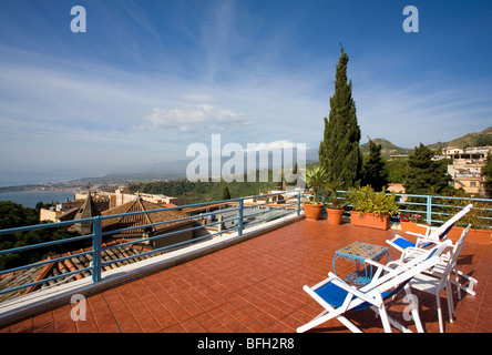 Blick von der Terrasse des Ätna in die Stadt Taormina auf Sizilien, Italien Stockfoto