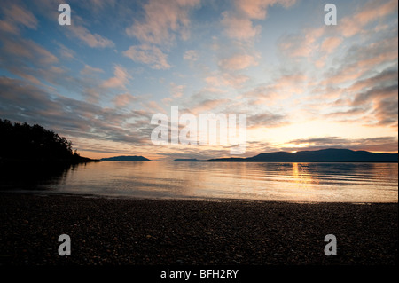 Sonnenuntergang steigt auf Puget Sound und die San Juan Islands mit Blick nach Westen über Rosario-Straße in Richtung Orcas Island. Stockfoto