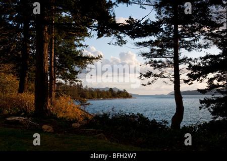 Sonnenuntergang steigt auf Puget Sound und die San Juan Islands mit Blick nach Westen über Rosario-Straße in Richtung Orcas Island. Stockfoto