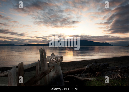 Sonnenuntergang steigt auf Puget Sound und die San Juan Islands mit Blick nach Westen über Rosario-Straße in Richtung Orcas Island. Stockfoto