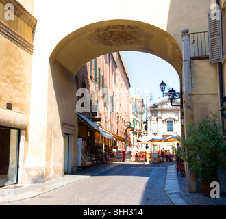 Torbogen aus Piazza Sordello, dem Zentrum von Mantova, Lombardei, Italien Stockfoto