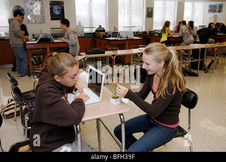 High School Studenten sammeln von Daten auf eine Pflanze, Experimentieren, lernen Wissenschaft im Klassenzimmer Stockfoto