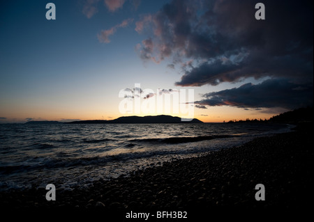 Sonnenuntergang steigt auf Puget Sound und die San Juan Islands mit Blick nach Westen über Rosario-Straße in Richtung Orcas Island. Stockfoto