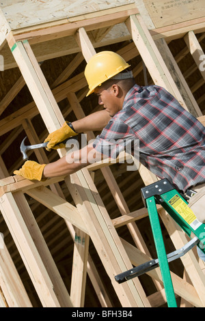 Bauarbeiter bei der Arbeit am Gebäude Stockfoto
