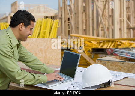 Bauarbeiter mit laptop Stockfoto