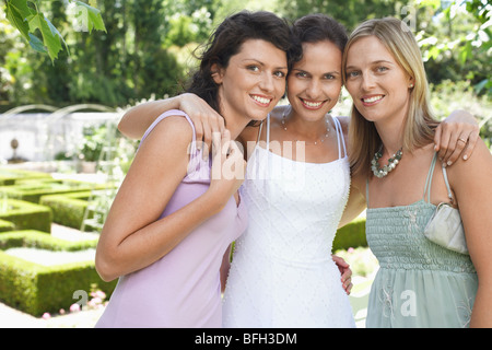 Braut und Brautjungfern in Garten Stockfoto