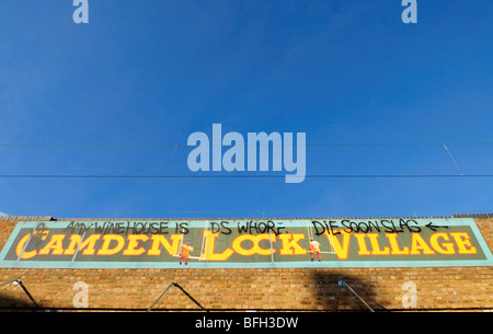 Amy Winehouse auf eine Eisenbahnbrücke, Camden Town, London, Großbritannien - Okt 2009 Stockfoto