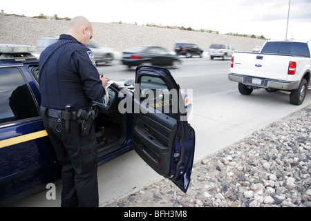 Nevada Highway Patrol State Trooper ein Ticket nach dem Absetzen ein Fahrzeug für ein Verkehrsdelikt zu schreiben. Stockfoto