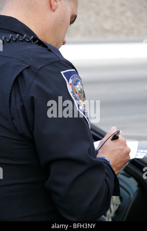 Nevada Highway Patrol State Trooper ein Ticket nach Beendigung eines Treibers für ein Verkehrsdelikt zu schreiben. Stockfoto