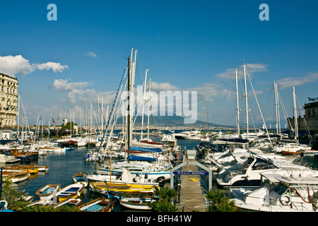 RYCC Reale Yacht Club Canottieri Savoia Pier - 1893 - Landschaft mit dem Vulkan Vesuv aus Borgo Marinaro, Neapel, Kampanien Stockfoto