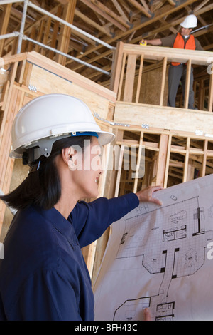 Architekten und Bau Arbeiter Prüfung halb errichteten Haus Stockfoto