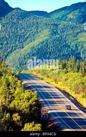 Van Reisen entlang der Autobahn. Gros Morne National Park, Neufundland, Kanada Stockfoto