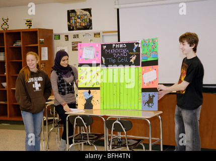 Schülerinnen und Schüler geben eine Projektpräsentation in einem Klassenzimmer Stockfoto