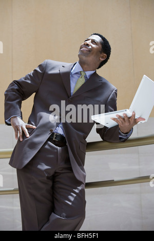 Business-Mann mit Laptop, nachschlagen Stockfoto