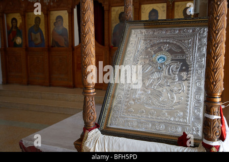 Innenraum des 20. Jahrhunderts Agios Georgios-Kirche mit St. Georges-Symbol in der Nähe von Pegeias Republik Zypern Europa Stockfoto