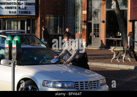 Polizei Strafzettel ausstellen. Stockfoto