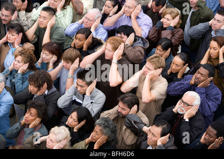 Menge Deckung Ohren Stockfoto