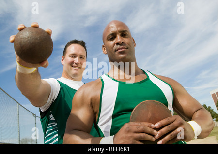 Zwei männliche Athleten mit Schuss und Diskus, portrait Stockfoto