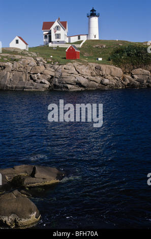 Einen malerischen Blick über einer Bucht des Pemaquid Point Light House und dem Tierpfleger Haus in Bristol, Maine, USA Stockfoto
