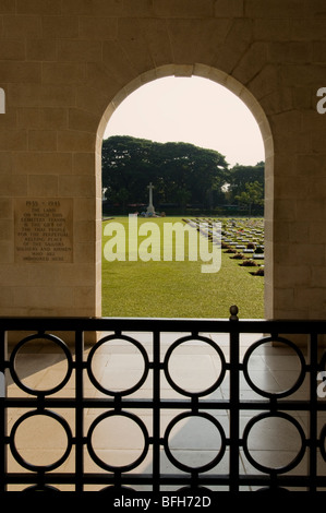 Der Eingang zu dem Soldatenfriedhof Kanchanaburi in Thailand Stockfoto