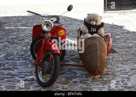 Teddybär in einem Oldtimer Motorrad Beiwagen Stockfoto