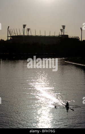 Der Melbourne Cricket Ground (MCG) und Ruderer auf dem Fluss Yarra in den frühen Morgenstunden, Melbourne, Australien. Stockfoto