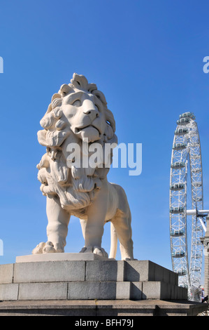 Historische Statue der South Bank Coade Stein Skulptur der männliche Löwe auf blauem Himmel Tag an der Lambeth Ende der Westminster Bridge London England Großbritannien Stockfoto