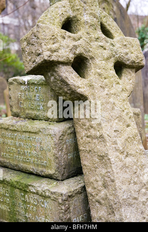Überqueren Sie Gräber auf Highgate Cemetery in London England UK Stockfoto