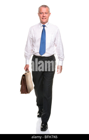 Reife Geschäftsmann in Hemd und Krawatte, die zu Fuß in Richtung tragen eine Aktentasche, isoliert auf einem weißen Hintergrund. Stockfoto