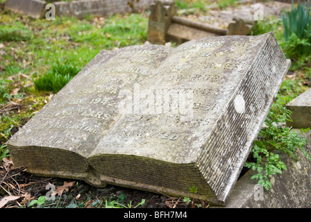 Stein-Buch auf Highgate Cemetery in London England UK Stockfoto