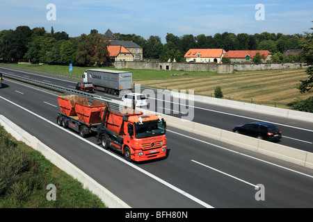 D-Melle, Hase, Hase-Tal, Else, Hunte, Naturschutzgebiet nördlich Teutoburger Wald-Wiehengebirge, Osning, Osnabrück-Land, Niedersachsen, D-Melle-Gesmold, Autos auf der Autobahn A30, im Hintergrund Schloss Gesmold, Renaissance, Landsitz Stockfoto