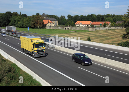 D-Melle, Hase, Hase-Tal, Else, Hunte, Naturschutzgebiet nördlich Teutoburger Wald-Wiehengebirge, Osning, Osnabrück-Land, Niedersachsen, D-Melle-Gesmold, Autos auf der Autobahn A30, im Hintergrund Schloss Gesmold, Renaissance, Landsitz Stockfoto