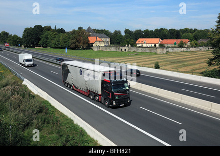 D-Melle, Hase, Hase-Tal, Else, Hunte, Naturschutzgebiet nördlich Teutoburger Wald-Wiehengebirge, Osning, Osnabrück-Land, Niedersachsen, D-Melle-Gesmold, Autos auf der Autobahn A30, im Hintergrund Schloss Gesmold, Renaissance, Landsitz Stockfoto