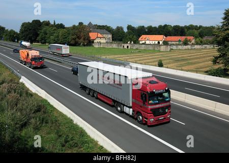 D-Melle, Hase, Hase-Tal, Else, Hunte, Naturschutzgebiet nördlich Teutoburger Wald-Wiehengebirge, Osning, Osnabrück-Land, Niedersachsen, D-Melle-Gesmold, Autos auf der Autobahn A30, im Hintergrund Schloss Gesmold, Renaissance, Landsitz Stockfoto