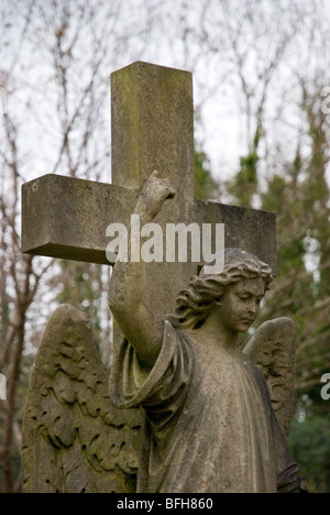 Engel und Kreuz Statur auf dem Highgate Cemetery in London England UK Stockfoto