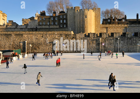 Eislaufen auf der Tower of London String der Vordergrund Lichter Digital entfernt Stockfoto