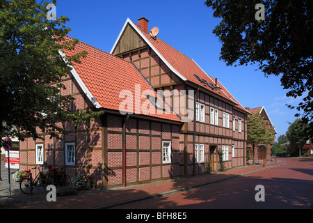Fachwerkhaus bin Schulhof Und eine der Lindenstrasse in Gehrde, Hasetal, Artland, Osnabrücker Land, Niedersachsen Stockfoto