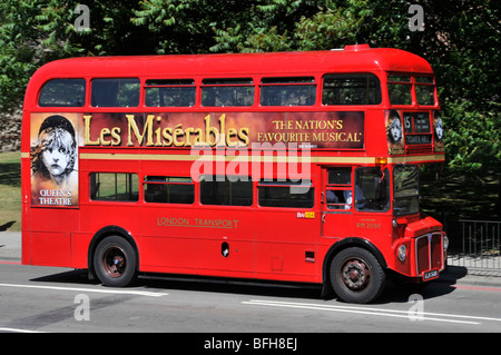 Seitenansicht roter Doppeldecker klassischer kultiger Routemaster London Bus Werbeplakat für das berühmte Musical Les Misérables im Queens Theatre England GB Stockfoto