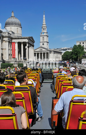 Passagiere auf open-Top-Tour-Bus nähert sich dem Trafalgar Square Stockfoto