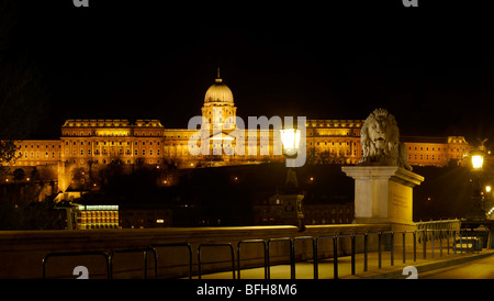 Szechenyi Lánchíd Burgviertel in der Nacht. Budapest Ungarn. Stockfoto