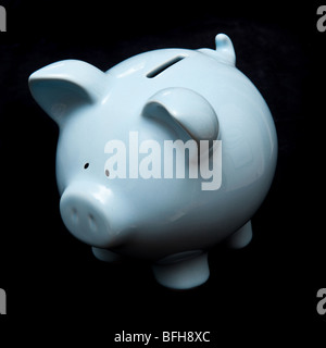 Blaues Sparschwein, Spardose isoliert auf einem schwarzen Studio-Hintergrund Stockfoto